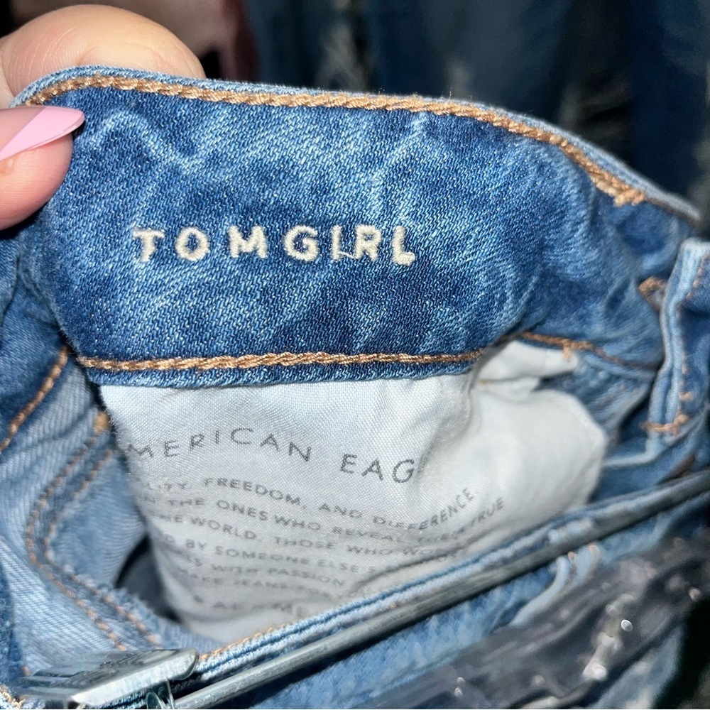 American Eagle Tomgirl High Rise Button Distressed Regular Wash Women’s 6 Long - Picture 8 of 9